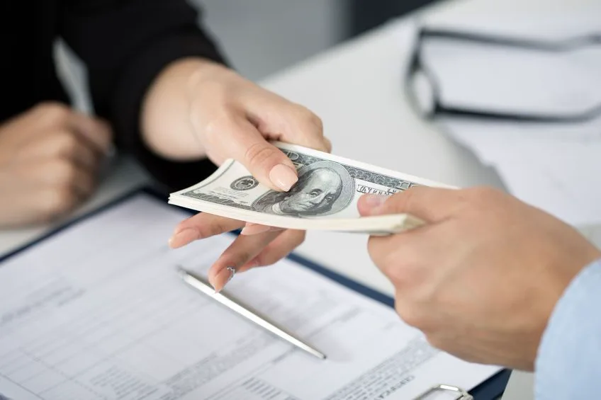 Personas realizando un acuerdo para la compra de archivo muerto y reciclaje de documentos