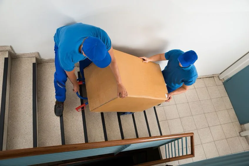 Personal uniformado trasladando cajas de archivo durante un servicio de destrucción segura de documentos en las instalaciones del cliente